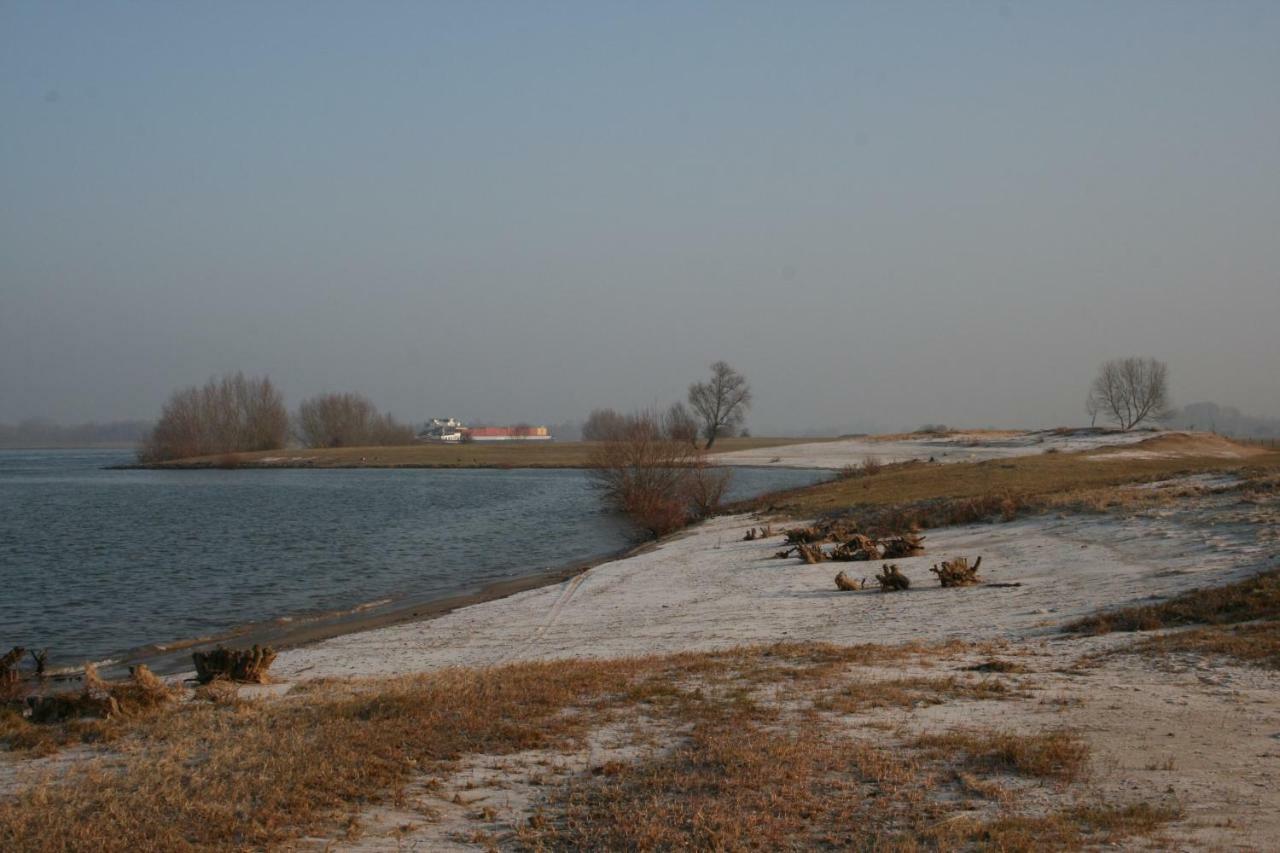 Unique Place On The River Waal Heerewaarden Esterno foto